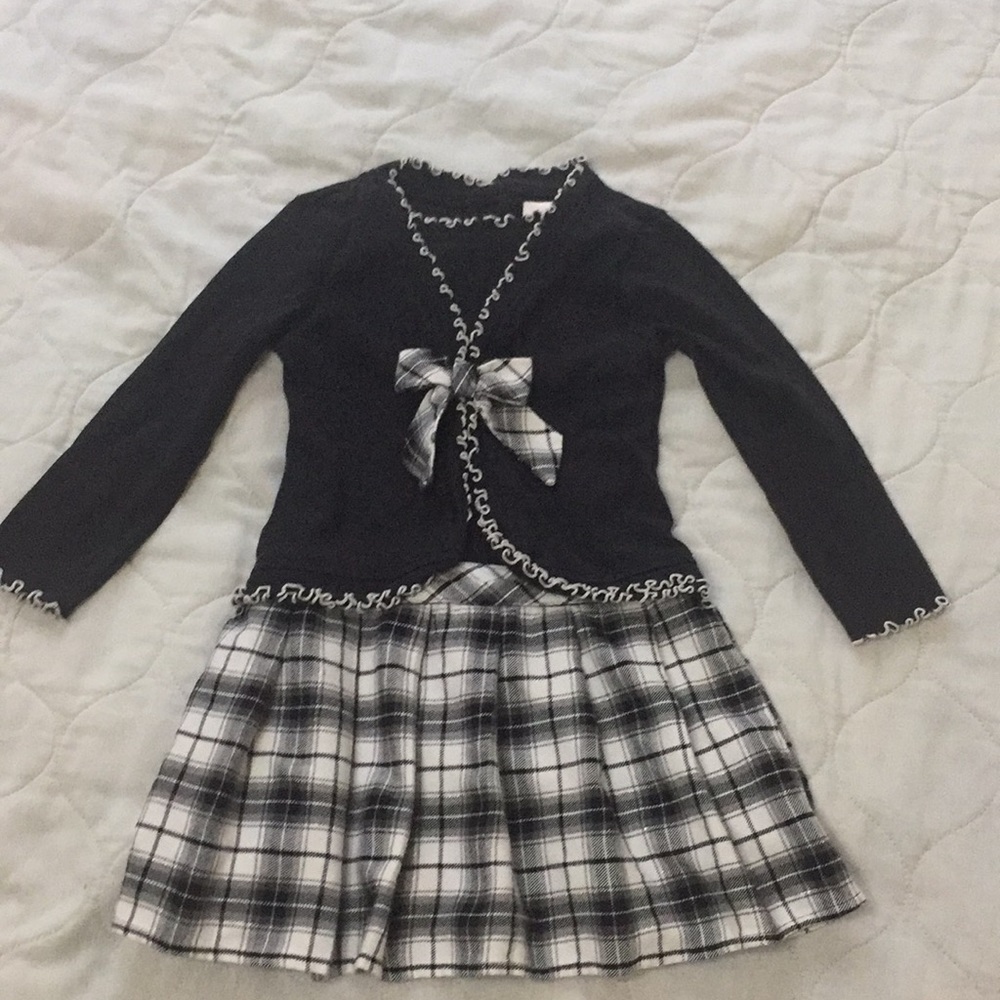 Cute dress with pleated skirt.